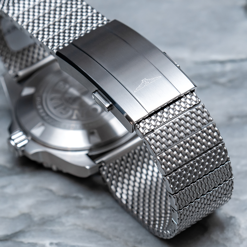 HydroConquest 39mm - Blue, Black Bezel on Mesh Bracelet
